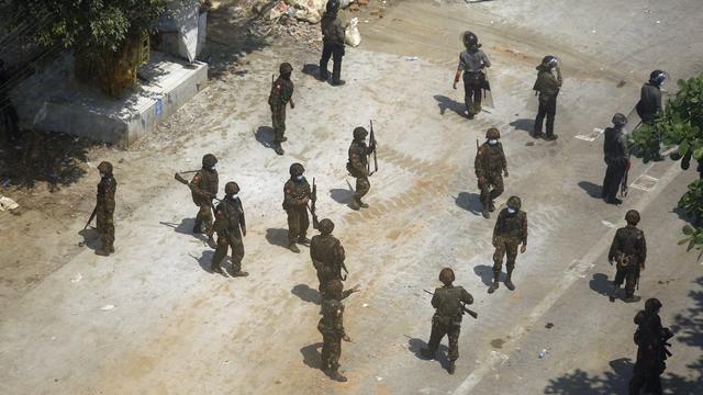 Potret Polisi Myanmar Pukuli Pengunjuk Rasa