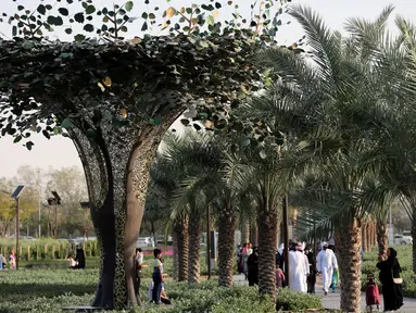 Pohon panel surya terlihat di Quranic Park, Dubai,Uni Emirat Arab, 6 April 2019. Quranic Park merupakan taman Alquran pertama di dunia. (REUTERS/Satish Kumar)