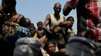 Pengungsi, seperti yang digambarkan dalam foto ini di Danau Tanganyika pada tahun 2015, pernah melarikan diri dari kekerasan politik Burundi. Sekarang, mereka mencoba melarikan diri dari bencana alam. (AP)