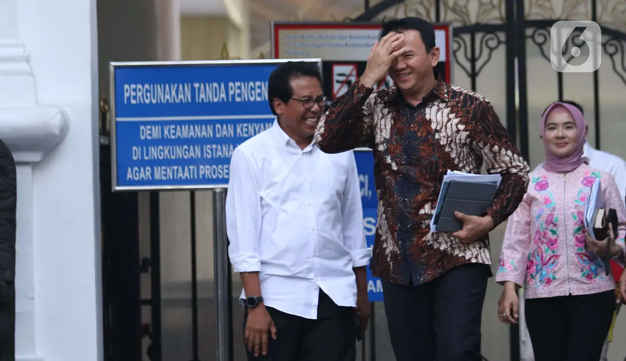 Komisaris Utama Pertamina Basuki Tjahaja Purnama tersenyum usai menemui Presiden Joko Widodo di Istana, Jakarta, Senin (9/12/2019). Pertemuan tersebut Presiden meminta agar memperbaiki defisit neraca perdagangan kita di sektor petrokimia dan migas. (Liputan6.com/Angga Yuniar)