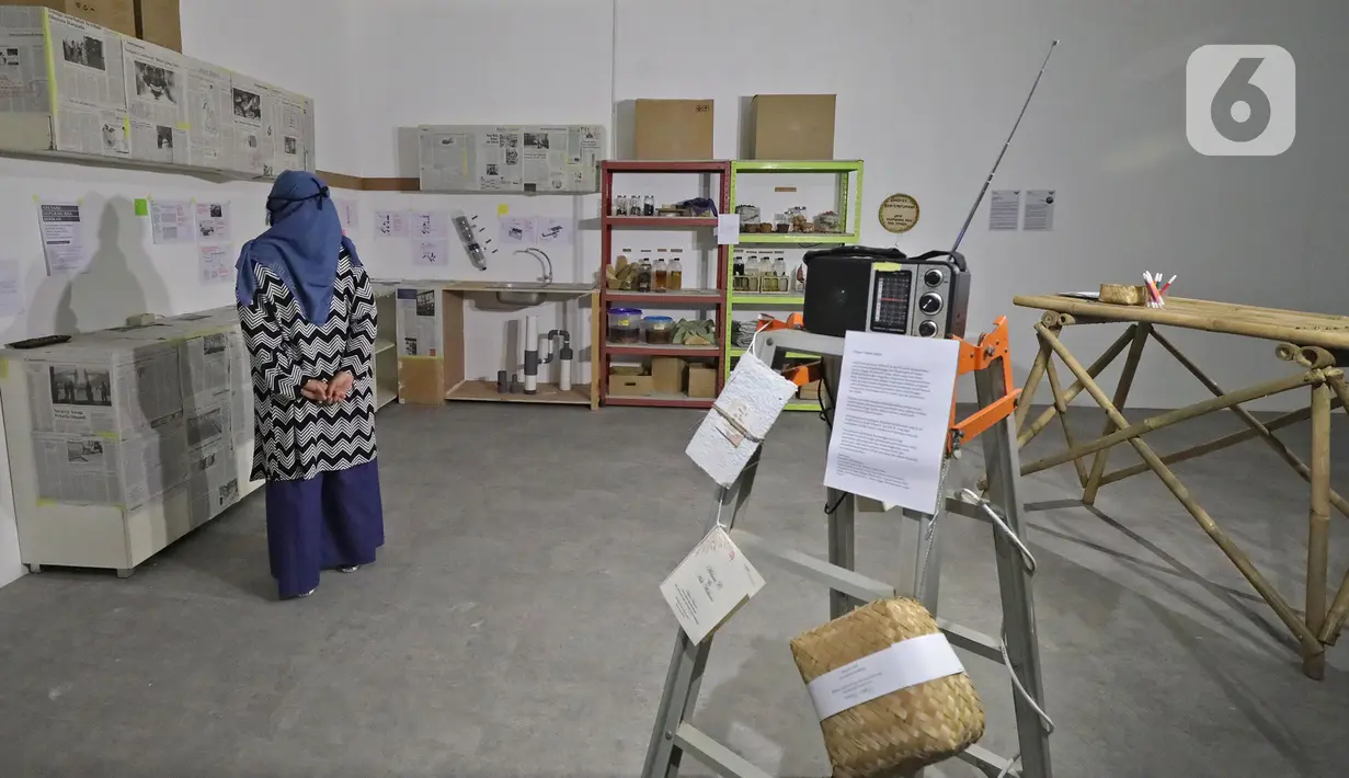 Pengunjung melihat karya yang dipajang dalam pameran Pulih di Pasar Seni, Ancol, Jakarta, Sabtu (14/11/20). Pameran PULIH merupakan bagian dari kampanye #PemulihanBersama yang diaktifkan Pasar Seni Ancol bersama dengan berbagai seniman dan tokoh seni budaya. (Liputan6.com/Herman Zakharia)