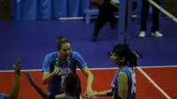 Lindsay Stalzer, Yolla Yuliana, dan pemain Jakarta Elektrik PLN lainnya merayakan kemenangan atas Jakarta BNI Taplus pada seri pembuka kompetisi bola voli Proliga 2017 di GOR Ken Arok, Malang, Minggu (29/1/2017). (Rana Adwa)