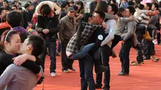 Syarat untuk mengikuti kontes ini sangat mudah. Peserta hanya perlu bertahan dengan waktu paling lama dan juga dengan pose ciuman tidak mainstream. Pemenang akan mendapatkan hadiah cincin berlian dan uang 50 ribu yuan. (avaxnews.com)