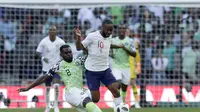 Raheem Sterling (kanan) ketika tengah berduel dengan pemain Nigeria pada laga uji coba, di Stadion Wembley, Sabtu (2/6/2018). (AP/Matt Dunham)