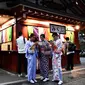 Gambar pada 21 Oktober 2019 menunjukkan sejumlah perempuan mengenakan pakaian tradisional Jepang, kimono, saat mengunjungi kuil Senso-ji di Tokyo. Sensoji Temple merupakan salah satu kuil tertua di Jepang yang terletak di Asakusa. (Anne-Christine POUJOULAT / AFP)