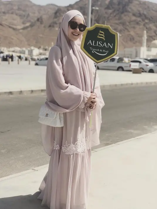 Setelan merah muda membuat Ayu Ting Ting semakin terlihat sumringah. Tak ketinggalan kacamata hitam dan tas slempang yang membuat penampilannya semakin anggun. (Liputan6.com/Instagram/@ayutingting92)