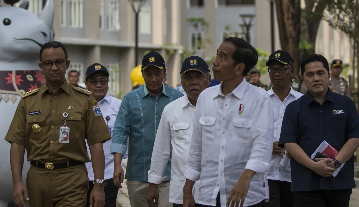 Presiden Indonesia, Joko Widodo, memantau kesiapan Wisma Atlet di Kemayoran, Jakarta, Senin (26/2/2018). Lokasi ini akan dijadikan tempat tinggal para atlet pada ajang Asian Games 2018. (Bola.com/Vitalis Yogi Trisna)
