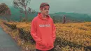 Rayn Wijaya nampaknya memiliki banyak koleksi hoodie. Pada foto kali ini, mantan kekasih dari Audi Marissa ini kenakan hoodie berwarna merah dipadukan dengan ikat kepala dengan senada. (Liputan6.com/IG/raynwijaya26)