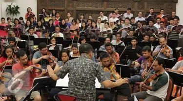 Konduktor Avip Priatna berlatih bersama Jakarta Concert Orchestra dan Batavia Madrigal Singers di Jakarta (8/11). Konser tersebut Memperingati perjalanan penuh berkat dan mensyukuri ulang tahunnya ke-50. (Liputan6.com/Ferry Pradolo)