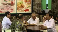 Presiden Joko Widodo (kanan) berbincang dengan beberapa menterinya saat berada di salah satu restoran di Maluku City Mall, Ambon, Maluku, Rabu (8/2). Kedatangan Jokowi sempat menghebohkan pengunjung di pusat perbelanjaan itu. (Liputan6.com/Faizal Fanani)
