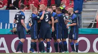 Pemain Finlandia merayakan gol Joel Pohjanpalo ke gawang Denmark pada laga Grup B Euro 2020 di Stadion Parken, Kopenhagen, Minggu (13/6/2021). (AFP/Hannah McKay)