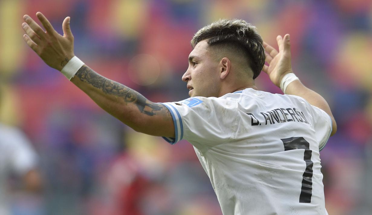 Pemain Uruguay U-20, Anderson Duarte melakukan selebrasi setelah mencetak gol ke gawang Gambia U-20 pada laga 16 besar Piala Dunia U-20 di Estadio Unico Madre de Ciudades, Argentina, Jumat (02/06/2023) dini hari WIB. (AP Photo/Nicolas Aguilera)