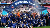 Para pemain Chelsea berselebrasi usai pertandingan melawan Manchester United pada babak final Piala FA di stadion Wembley di London (19/5). Chelsea mengalahkan MU 1-0 berkat gol penalti Eden Hazard. (AP Photo / Tim Ireland)