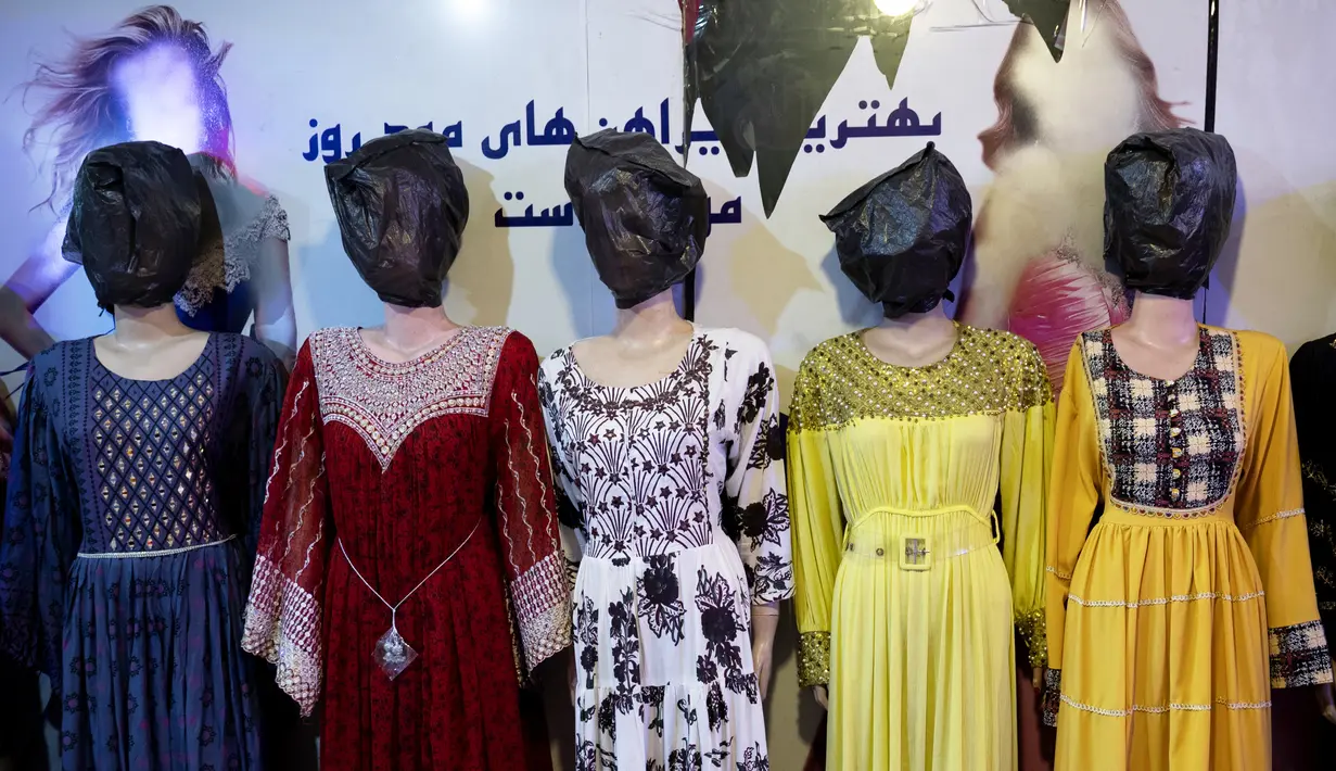 Manekin di toko-toko pakaian perempuan di Ibu Kota Afghanistan mengundang pemandangan yang menyeramkan. (Wakil KOHSAR / AFP)