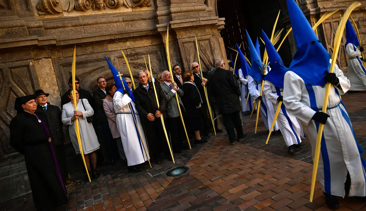 Suasana perayaan Minggu Palma di Zaragoza, Spanyol, Minggu (25/3). Hari peringatan yang jatuh pada hari Minggu sebelum Paskah ini dirayakan dengan membawa daun palem. (Foto AP/Alvaro Barrientos)