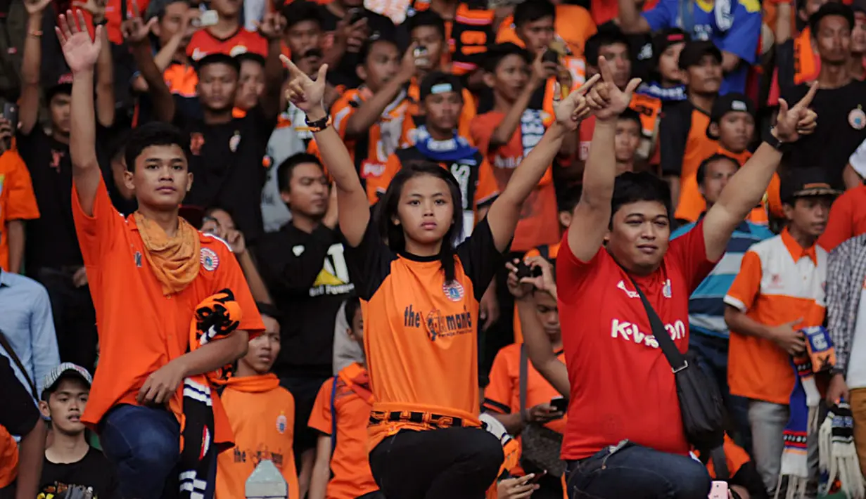 Jak Angel (julukan suporter wanita Persija Jakarta) ikut menyaksikan laga panas tim Ibukota melawan Persib Bandung di Stadion GBK, (10/8/2014). (Liputan6.com/Helmi Fithriansyah)