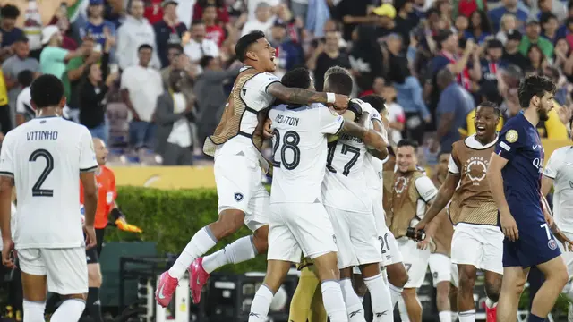Selebrasi skuad Botafogo usai menjebol gawang PSG di Piala Dunia Antarklub 2025 di Rose Bowl, Pasadena, California, Jumat (20/06/2025). (AP Photo/Jae C. Hong)