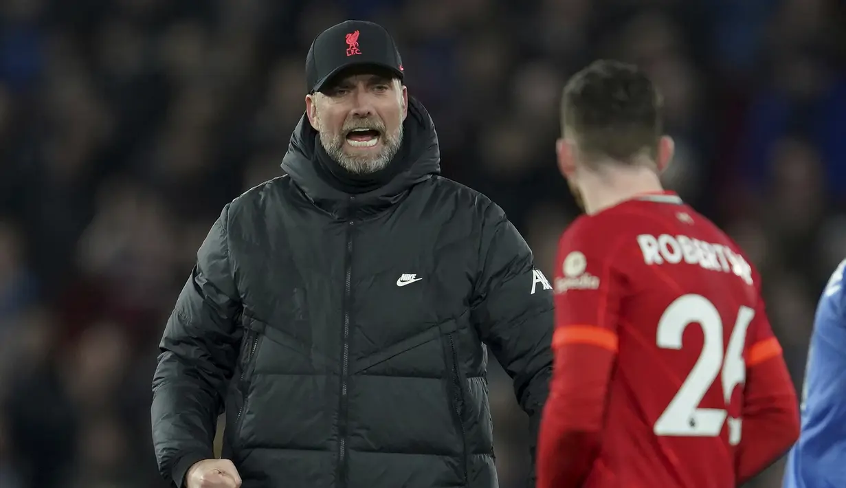 Jurgen Klopp. Pelatih Jerman berusia 54 tahun ini mulai menangani Liverpool pada 8 Oktober 2015 di pertengahan musim 2015/2016 menggantikan posisi Brendan Rodgers akhirnya hijrah ke Glasgow Celtic. Hingga kini ia telah mendampingi The Reds dalam 6 tahun, 5 bulan dan 4 hari. (AP/Jon Super)