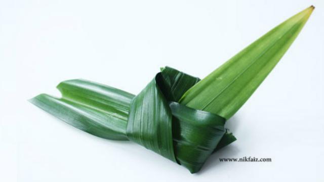 Selain bumbu rempah, beberaia jenis daun-daunan membuat masakan Indonesia lebih terasa nikmat.