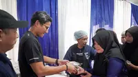 Tebar Berkah Idul Adha, Sandiaga Salurkan Rendang Kurban untuk Warga Kampung Cahaya