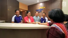 Kepala Operasional Mandiri Inhealth Jakarta Tunggul Yogi Hernowo (kiri) meninjau konter khusus di RS Mitra Keluarga Kemayoran, Kamis (12/10). Ini merupakan konter ke-13 hasil sinergi Mandiri Inhealth dengan rumah sakit rekanan. (Liputan6.com)