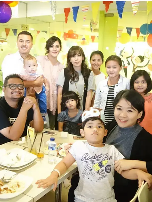 "Aku, Jevin dan Vanesha masing masing punya foto kaya gini, dari ulang tahun pertama sampe yang ke-10 (karna mungkin yang ke-11 anak-anaknya udah mulai gengsi kali ya" tambah istri Rifat Sungkar. (Instagram/sysiio)
