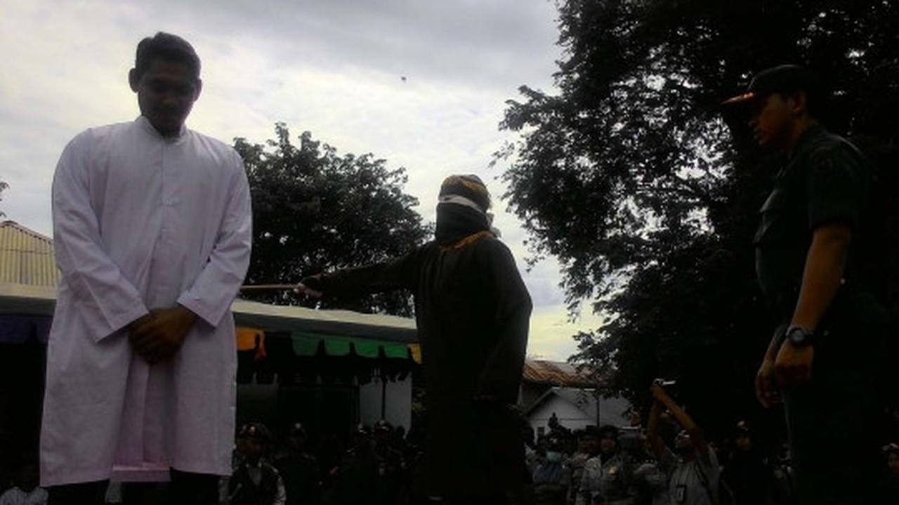 Tiga penjudi sabung ayam dihukum cambuk di depan umum