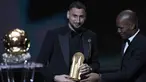 Kiper PSG, Gianluigi Donnarumma menerima Piala Yashin Ballon d'Or 2021 sebagai penjaga gawang terbaik dari mantan penyerang Chelsea Didier Drogba saat upacara Ballon d'Or ke-65 di Theater du Chatelet, di Paris, Senin (29/11/2021). (AP Photo /Christophe Ena)