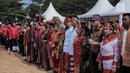 Ratusan kader dan simpatisan partai PDIP mengenakan baju adat saat hadir mengikuti upacara HUT ke-74 RI di Jakarta, Sabtu (17/8/2019). Upacara HUT ke-74 Kemerdekaan RI tersebut diikuti ribuan kader dan simpatisan partai PDIP. (Liputan6.com/Faizal Fanani)