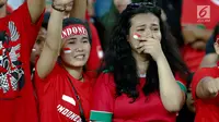 Ekspresi kesedihan suporter usai Timnas U-22 Indonesia dikalahkan Malaysia dalam laga semifinal Sea Games 2017 di Stadion Shah Alam, Sabtu (26/8). Indonesia kalah dengan Malaysia dengan skor 1-0. (Liputan6.com/Faizal Fanani)
