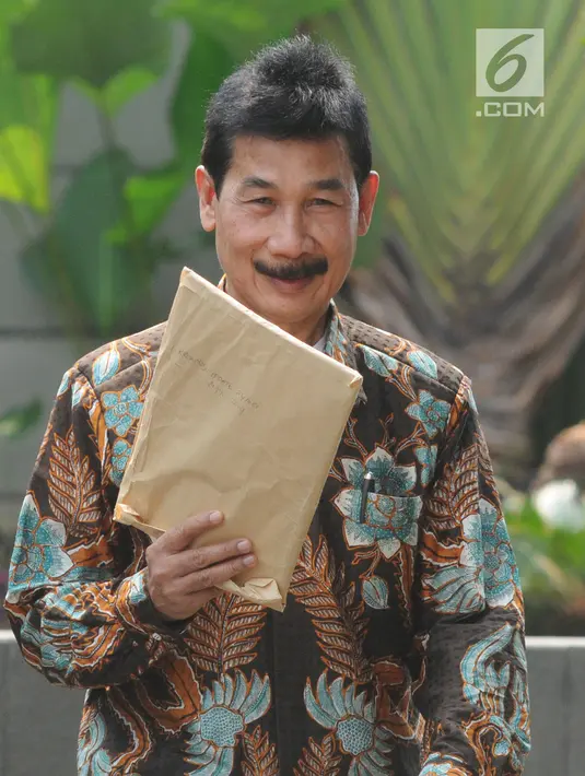 Bupati Solok Selatan Muzni Zakaria berjalan masuk akan menjalani pemeriksaan oleh penyidik di Gedung KPK, Jakarta, Jumat (21/06/2019). Muzni Zakaria diperiksa sebagai tersangka terkait kasus korupsi pengadaan barang dan jasa di Kabupaten Solok Selatan. (merdeka.com/Dwi Narwoko)
