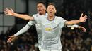 Pemain Manchester United, Nemanja Matic (kanan) merayakan gol bersama Chris Smalling saat melawan Crystal Palace pada lanjutan Premier League di Selhurst Park, London, (5/3/2018). Manchester United menang 3-2. (AFP/Glyn Kirk)