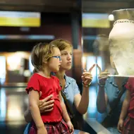 Sekarang museum sudah tidak lagi identik dengan suasana membosankan karena banyak museum modern yang menghadirkan pengalaman intersif yang menarik. [Dok/freepik.com/bearfotos]