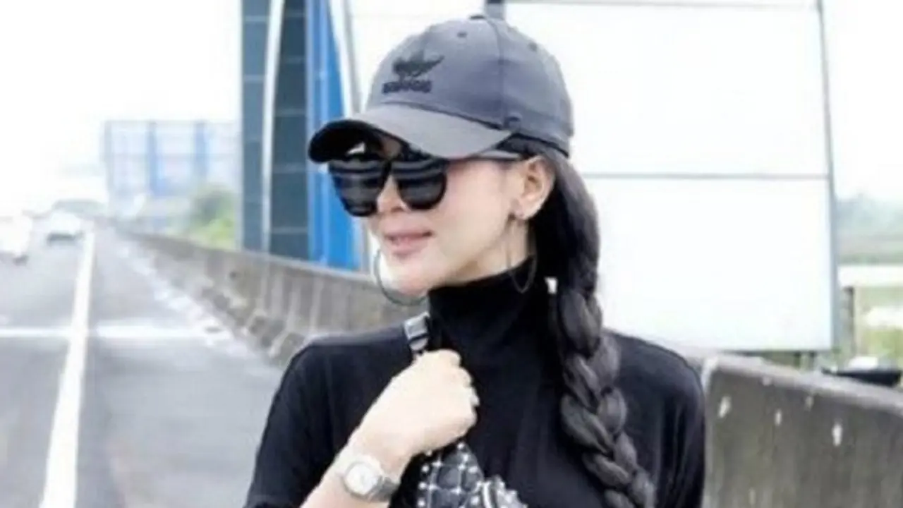 [Bintang] Pose OOTD di Jalan Tol, Ternyata Harga Outfit Syahrini Bikin Shock