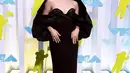 Sofia Carson tampil stunning mengenakan gaun hitam dengan detail sweetheart neckline dan oversized hoot rancangan Carolina Herrera. (Instagram/lofficielthailand).