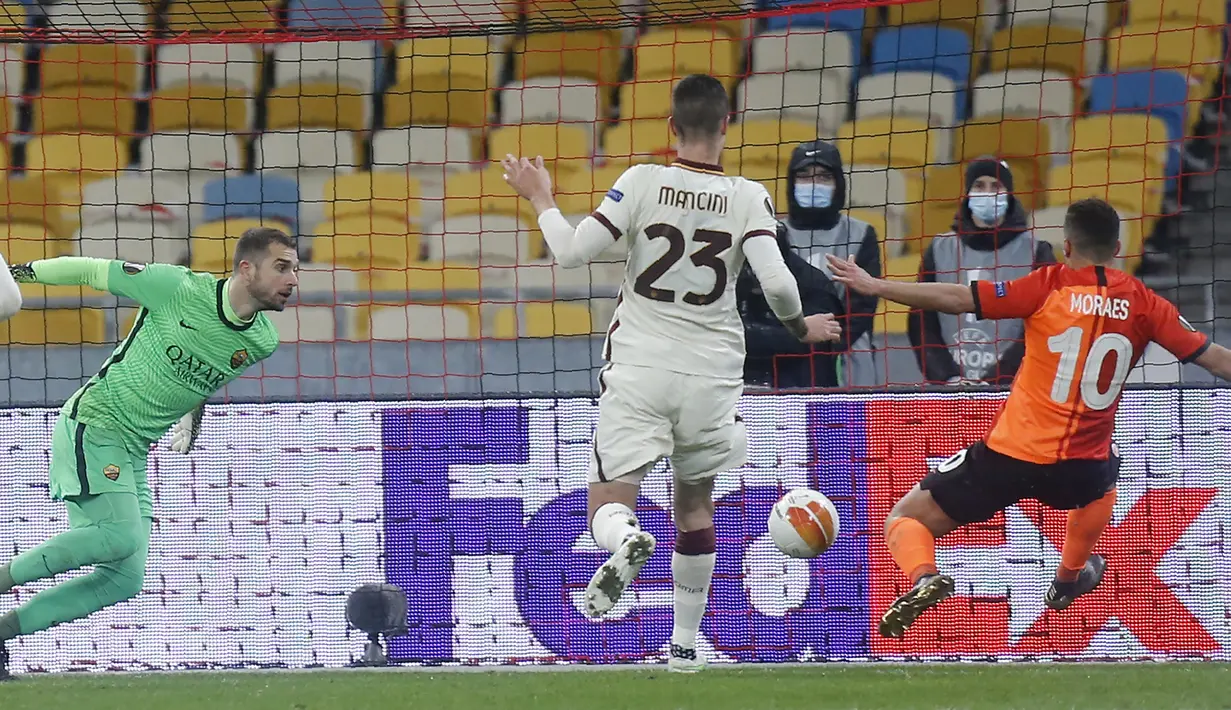 Striker Shakhtar Donetsk, Junior Moraes (kanan) mencetak gol penyeimbang 1-1 ke gawang AS Roma dalam laga leg kedua babak 16 besar Liga Europa 2020/2021 di Olimpiyskiy Stadium, Kiev, Kamis (18/3/2021). Shakhtar kalah 1-2 dari AS Roma. (AP/Efrem Lukatsky)
