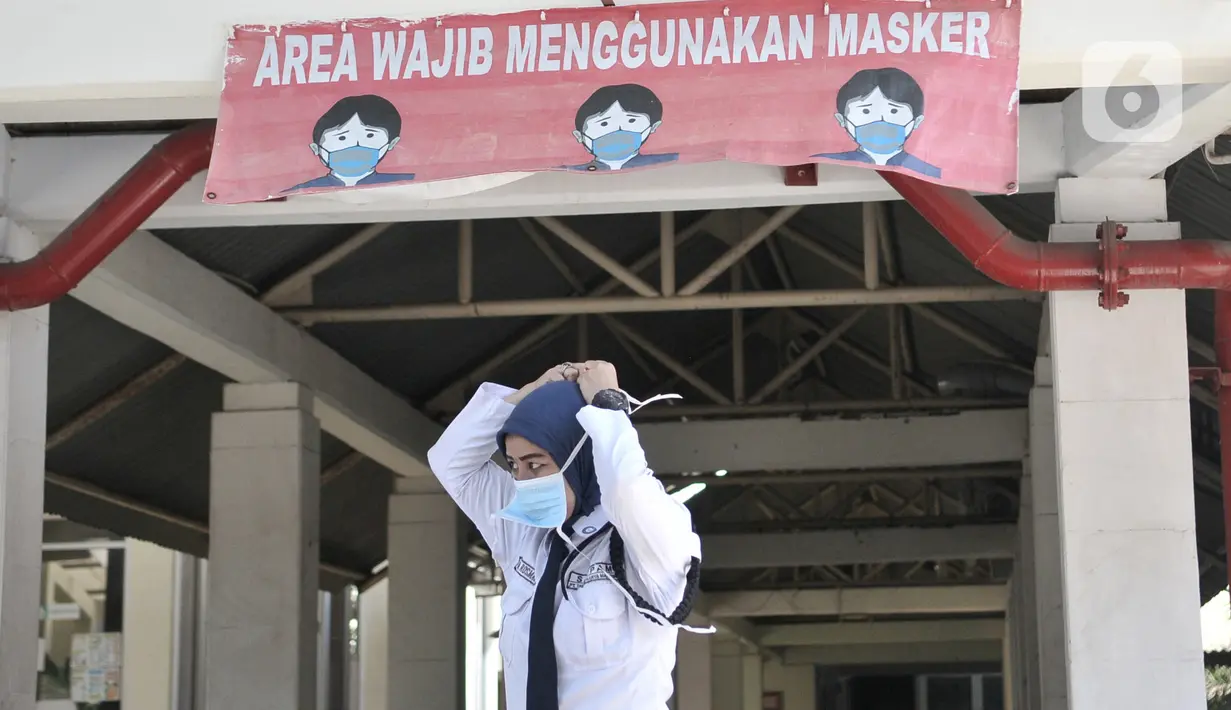 Petugas keamanan mengenakan masker saat berjaga di RSPI Prof. DR. Sulianti Saroso, Sunter, Jakarta, Senin (2/3/2020). Pegawai dan pengunjung mengenakan masker sebagai bentuk pencegahan penularan pasca dua pasien positif terinfeksi Corona dirawat di rumah sakit tersebut. (merdeka.com/Iqbal S. Nugroho