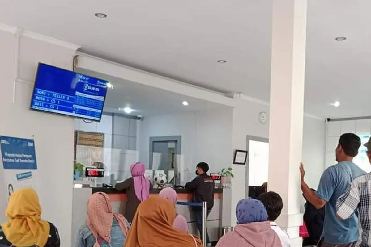 Foto antrean nasabah di BRI Rengel Tuban yang viral di medsos Facebook. (Adirin/Liiputan6.com)