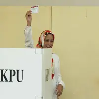 Perempuan kelahiran Bandung 36 tahun silam itu menggunakan hak pilihnya di Tempat Pemungutan Suara (TPS) 018 di Komplek DPR RI, kawasan Kalibata, Jakarta Selatan. (Nurwahyunan/Bintang.com)