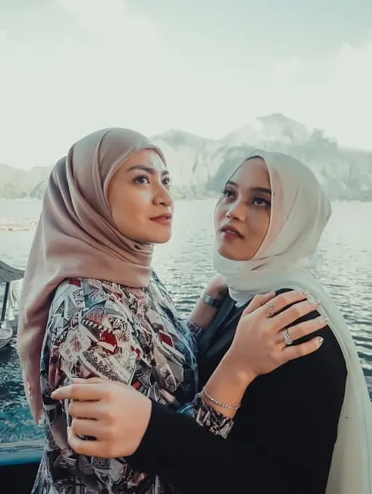 <p>Usia Nathalie Holscher dan Putri Delina hanya berbeda 9 tahun. Tak heran, keduanya bisa akrab bukan hanya sebagai ibu dan anak sambung, tetapi juga sudah seperti teman sendiri. (Foto: instagram.com/@nathalieholscher)</p>