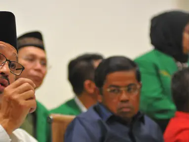 Ketum PPP Djan Faridz saat konferensi pers di kantor DPP PPP di Jalan Diponegoro,  Jakarta, Rabu (1/3). PPP menerima kunjungan silaturahmi partai-partai pendukung Ahok-Djarot. (Liputan6.com/Faizal Fanani)
