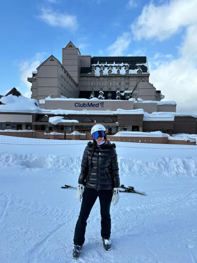 Disebut Astronot, Ini 7 Potret Aura Kasih Main Ski di Jepang