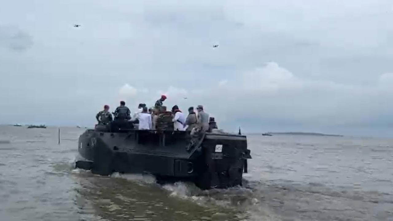 VIDEO: Momen Kasal Ali Naik Amfibi LVT, Pantau Langsung Anak Buah Obrak Abrik Pagar Laut