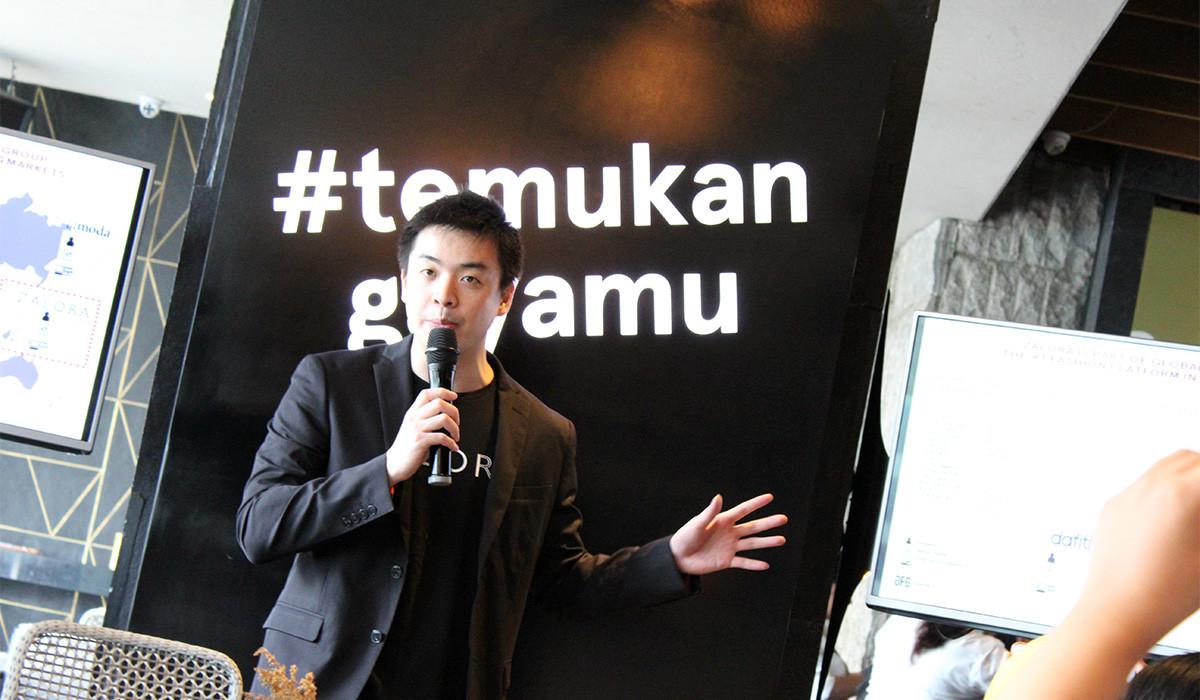 CEO Zalora Indonesia, Anthony Fung, mempresentasikan brand baru yang akan masuk ke Indonesia. Salah satunya adalah CR7 Denim milik Cristiano Ronaldo. (Liputan6.com/Risa Kosasih)