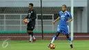 Bek Persib, Supardi (kanan) saat mengikuti latihan jelang laga perebutan tempat ketiga Piala Presiden 2017 di Stadion Pakansari, Kab Bogor, Jumat (10/3). Persib akan melawan Semen Padang, Sabtu (11/3). (Liputan6.com/Helmi Fithriansyah)