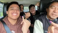 Sebelum namanya viral di media sosial, Komeng sudah terlebih dulu mengunggah potretnya bersama keluarga di momen setelah nyoblos. Di dalam mobil bareng istri dan kedua anaknya, komedian 53 tahun itu memamerkan jari kelingkingnya yang sudah bertinda ungu. (Liputan6.com/IG/@komeng.original)