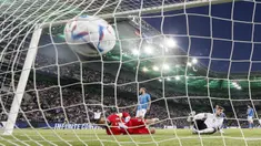 Penjaga gawang Italia Gianluigi Donnarumma menerima gol dari pemain Jerman Timo Werner pada pertandingan sepak bola UEFA Nations League di Moenchengladbach, Jerman, 14 Juni 2022. Jerman mengalahkan Italia 5-2. (AP Photo/Martin Meissner)