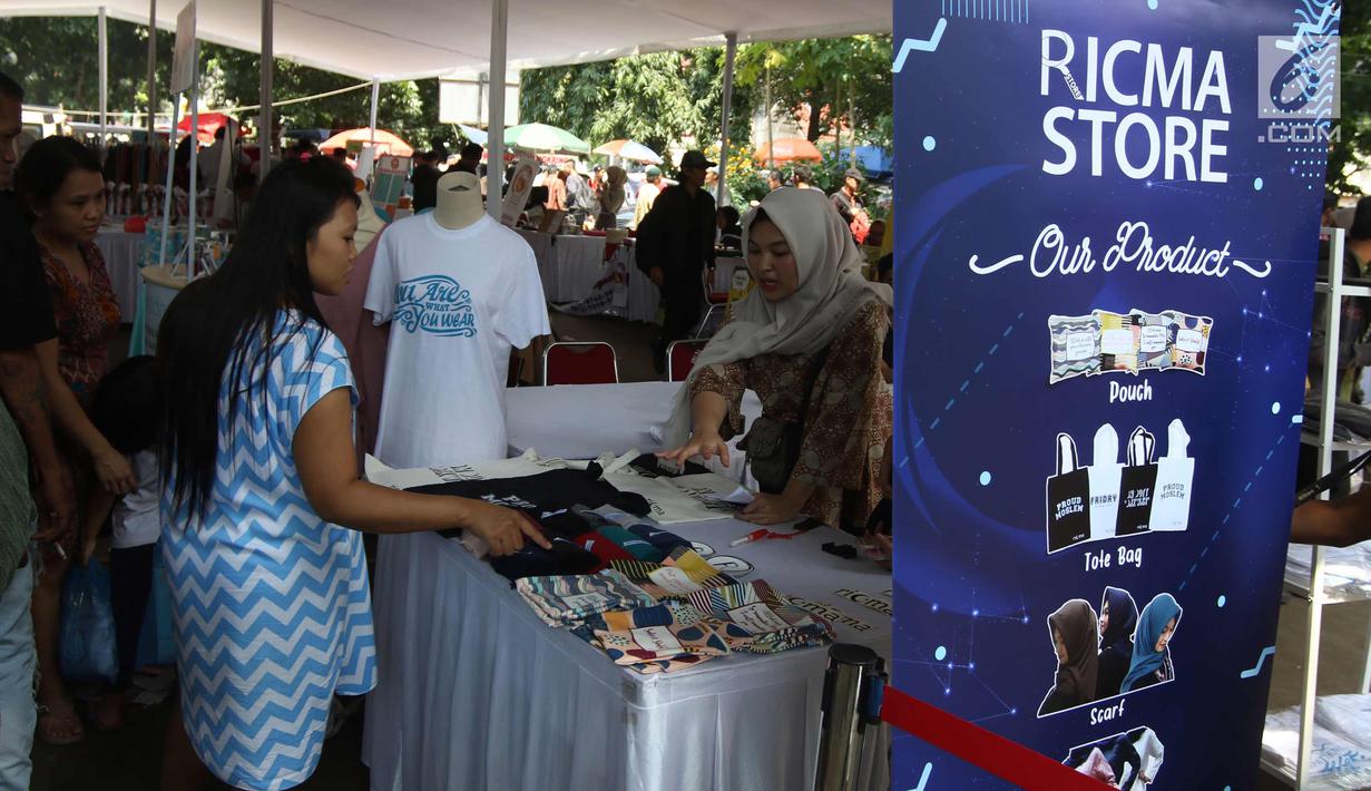 Pengunjung mengunjungi booth Ricma Store di Masjid Cut Meutia, Menteng, Jakarta, Jumat (9/3). Ricma Store tersebut diperuntukkan bagi generasi milenial untuk lebih banyak mengunjungi masjid. (Liputan6.com/Arya Manggala)