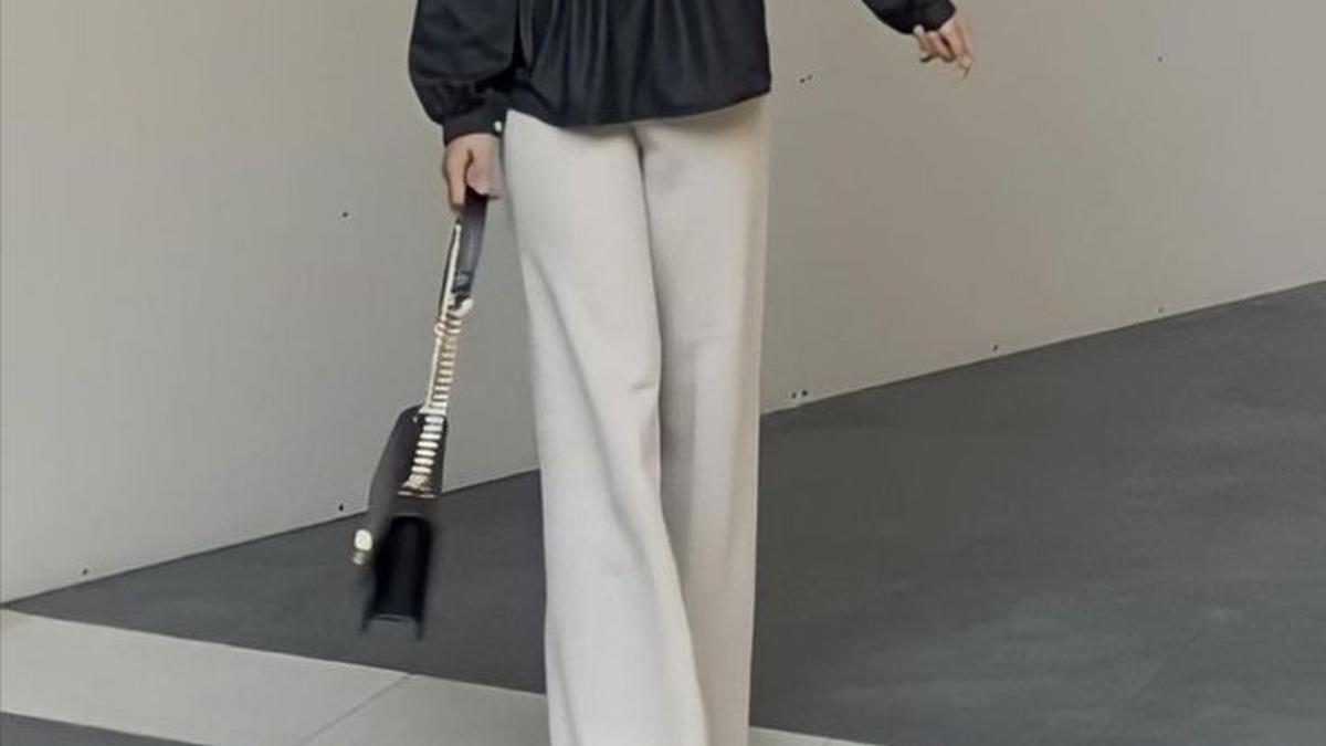 Tampil Mewah dan Berwibawa, Ini 6 Inspirasi OOTD Blouse Hitam Hijab yang Gak Bikin Mati Gaya