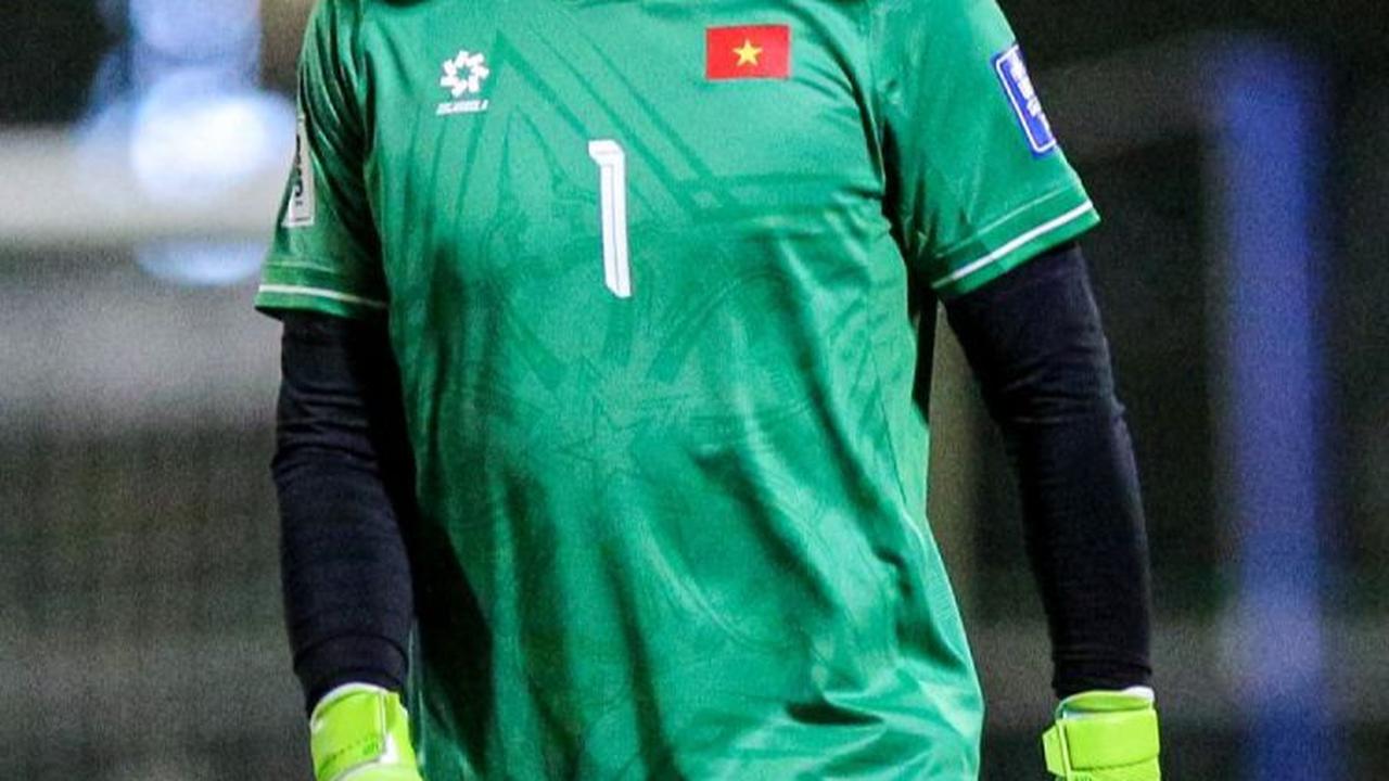 Kiper naturalisasi Timnas Vietnam, Filip Nguyen saat mengikuti sesi latihan resmi sebelum laga melawan Timnas Indonesia.&nbsp;Bola.com/Bagaskara Lazuardi